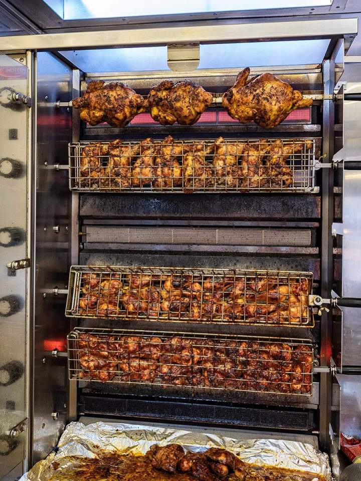 Des viandes de poulet soigneusement rôties dans notre camion.